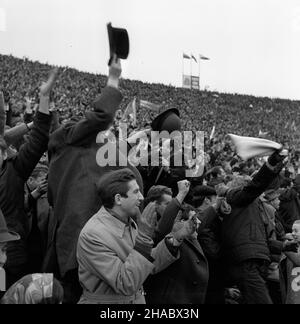 Warszawa, 1969-11-09. Ostatni mecz eliminacyjny Mistrzostw Œwiata 1970 w pi³ce no¿nej. Na Stadion Dziesiêciolecia reprezentacja Polski pokona³a zespó³ Bu³garii 3:0. Dwie bramki zdoby³ Andrzej Jarosik, trzeci¹ Kazimierz Deyna. NZ. kibice. uu PAP/Muszyñski Warschau, 9. November 1969. Das letzte Qualifikationsspiel für die Europa-Fußball-Meisterschaft 1970 startete am Sonntag um 1200 Uhr im Dzierieciolecia-Stadion. Die polnische Mannschaft gewinnt mit Bulgarin 3 zu 0. Zwei Tore schoss Andrzej Jarosik und der dritte von Kazimierz Deyna. Im Bild: Fans. uu PAP/Muszynski Stockfoto