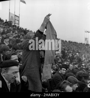 Warszawa, 1969-11-09. Ostatni mecz eliminacyjny Mistrzostw Œwiata 1970 w pi³ce no¿nej. Na Stadion Dziesiêciolecia reprezentacja Polski pokona³a zespó³ Bu³garii 3:0. Dwie bramki zdoby³ Andrzej Jarosik, trzeci¹ Kazimierz Deyna. NZ. kibice. uu PAP/Muszyñski Warschau, 9. November 1969. Das letzte Qualifikationsspiel für die Europa-Fußball-Meisterschaft 1970 startete am Sonntag um 1200 Uhr im Dzierieciolecia-Stadion. Die polnische Mannschaft gewinnt mit Bulgarin 3 zu 0. Zwei Tore schoss Andrzej Jarosik und der dritte von Kazimierz Deyna. Im Bild: Begeisterte Fans. uu PAP/Muszynski Stockfoto