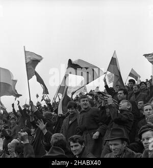 Warszawa, 1969-11-09. Ostatni mecz eliminacyjny Mistrzostw Œwiata 1970 w pi³ce no¿nej. Na Stadion Dziesiêciolecia reprezentacja Polski pokona³a zespó³ Bu³garii 3:0. Dwie bramki zdoby³ Andrzej Jarosik, trzeci¹ Kazimierz Deyna. NZ. wiwatuj¹cy kibice. uu PAP/Muszyñski Warschau, 9. November 1969. Das letzte Qualifikationsspiel für die Europa-Fußball-Meisterschaft 1970 startete am Sonntag um 1200 Uhr im Dzierieciolecia-Stadion. Die polnische Mannschaft gewinnt mit Bulgarin 3 zu 0. Zwei Tore schoss Andrzej Jarosik und der dritte von Kazimierz Deyna. Im Bild: Begeisterte Fans. uu PAP/Muszynski Stockfoto