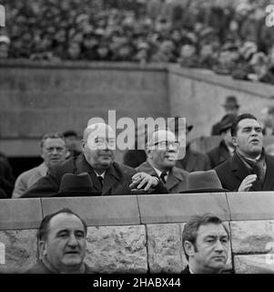 Warszawa, 1969-11-09. W niedzielê o godzinie 12,00 na Stadionie Dziesiêciolecia rozpocz¹³ siê ostatni mecz eliminacyjny Mistrzostw Œwiata 1970 w pi³ce no¿nej. Reprezentacja Polski pokona³a zespó³ Bu³garii 3:0 Uhr. Dwie bramki zdoby³ Andrzej Jarosik, trzeci¹ Kazimierz Deyna. Wœród widzów, którzy oklaskiwali ten sukces byli m.in. cz³onkowie w³adz partyjnych i rz¹du. NZ. premier Józef Cyrankiewicz (L), przewodnicz¹cy Centralnej Rady Zwi¹zków Zawodowych (CRZZ) Ignacy Loga-Sowiñski (w œrodku) i prezes Polskiego Zwi¹zku Pi³ki No¿nej (PZPN) Wies³aw Ociepka (P). uu PAP/Zbigniew Matuszewski Warschau, No Stockfoto