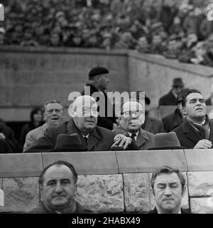 Warszawa, 1969-11-09. W niedzielê o godzinie 12,00 na Stadionie Dziesiêciolecia rozpocz¹³ siê ostatni mecz eliminacyjny Mistrzostw Œwiata 1970 w pi³ce no¿nej. Reprezentacja Polski pokona³a zespó³ Bu³garii 3:0 Uhr. Dwie bramki zdoby³ Andrzej Jarosik, trzeci¹ Kazimierz Deyna. Wœród widzów, którzy oklaskiwali ten sukces byli m.in. cz³onkowie Biura Politycznego - Premier Józef Cyrankiewicz, przewodnicz¹cy Centralnej Rady Zwi¹zków Zawodowych (CRZZ) Ignacy Loga-Sowiñski, sekretarz KC PZPR Józef Tejchma. Nz. J. Cyrankiewicz (L), I. Loga Sowiñski (po œrodku) i prezes Polskiego Zwi¹zku Pi³ki No¿nej (PZPN) Stockfoto