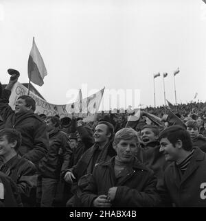 Warszawa, 1969-11-09. Ostatni mecz eliminacyjny Mistrzostw Œwiata 1970 w pi³ce no¿nej. Na Stadion Dziesiêciolecia reprezentacja Polski pokona³a zespó³ Bu³garii 3:0. Dwie bramki zdoby³ Andrzej Jarosik, trzeci¹ Kazimierz Deyna. NZ. wiwatuj¹cy kibice. uu PAP/Muszyñski Warschau, 9. November 1969. Das letzte Qualifikationsspiel für die Europa-Fußball-Meisterschaft 1970 startete am Sonntag um 1200 Uhr im Dzierieciolecia-Stadion. Die polnische Mannschaft gewinnt mit Bulgarin 3 zu 0. Zwei Tore schoss Andrzej Jarosik und der dritte von Kazimierz Deyna. Im Bild: Begeisterte Fans. uu PAP/Muszynski Stockfoto