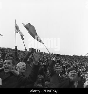 Warszawa, 1969-11-09. W niedzielê o godzinie 12,00 na Stadionie Dziesiêciolecia rozpocz¹³ siê ostatni mecz eliminacyjny Mistrzostw Œwiata 1970 w pi³ce no¿nej. Reprezentacja Polski pokona³a zespó³ Bu³garii 3:0 Uhr. Dwie bramki zdoby³ Andrzej Jarosik, trzeci¹ Kazimierz Deyna. NZ. widok trybun z kibicami. uu PAP/Muszyñski Warschau, 9. November 1969. Das letzte Qualifikationsspiel für die Europa-Fußball-Meisterschaft 1970 startete am Sonntag um 1200 Uhr im Dzierieciolecia-Stadion. Die polnische Mannschaft gewinnt mit Bulgarin 3 zu 0. Zwei Tore schoss Andrzej Jarosik und der dritte von Kazimierz Deyna. Abgebildet: Fans o Stockfoto