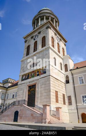 Historische Kirche der Benediktinerabtei Pannonhalma in Pannonhalma, Ungarn an einem sonnigen, bewölkten Tag gegen den blauen Himmel. Stockfoto