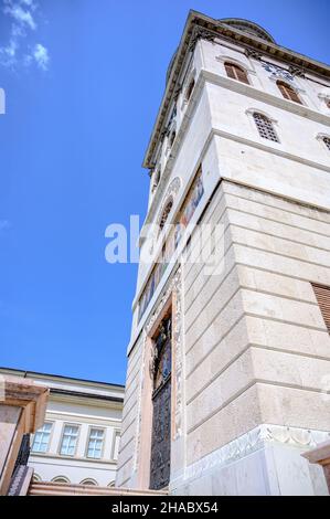 Historische Kirche der Benediktinerabtei Pannonhalma in Pannonhalma, Ungarn an einem sonnigen, bewölkten Tag gegen den blauen Himmel. Stockfoto