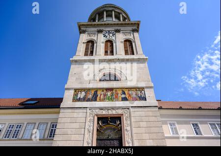 Historische Kirche der Benediktinerabtei Pannonhalma in Pannonhalma, Ungarn an einem sonnigen, bewölkten Tag gegen den blauen Himmel. Stockfoto
