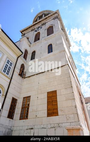 Historische Kirche der Benediktinerabtei Pannonhalma in Pannonhalma, Ungarn an einem sonnigen, bewölkten Tag gegen den blauen Himmel. Stockfoto