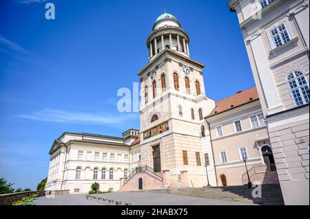 Historische Kirche der Benediktinerabtei Pannonhalma in Pannonhalma, Ungarn an einem sonnigen, bewölkten Tag gegen den blauen Himmel. Stockfoto