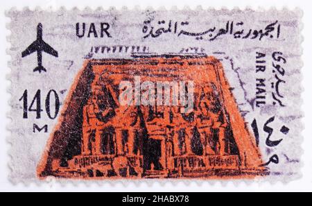 MOSKAU, RUSSLAND - 25. JULI 2019: In Ägypten gedruckte Briefmarke zeigt Flugzeug und Tempel von Ramses II, Air Post 1958-67 Definitive Serie, um 1963 Stockfoto