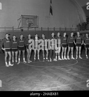 Warszawa, 1969-11-09. W ramach i ligi krajowej mê¿czyzn w koszykówce na boisku Polonii spotka³y siê dru¿yny Polonii i Legii. Czarne kosschule od pierwszych minut uzyska³y przewagê nad koszykarzami Legii. Najwiêkszy udzia³ w efektownym sukcesie gospodarzy, wygrana 96:71 (49:28), mieli: Krzysztof Gula ( 32), Andrzej Nowak (18), Jerzy Piskun (16), Ryszard Likierski (15) i Witek Jêdrzejewski (12). NZ. Prezentacja dru¿yny Legii. uu PAP/Henryk Rosiak Warschau, 9. November 1969. Ein Basketballspiel der 1st nationalen Männerliga zwischen Polonia und Legia im Polonia Ballpark. Von Anfang an Stockfoto