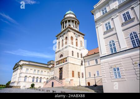 Historische Kirche der Benediktinerabtei Pannonhalma in Pannonhalma, Ungarn an einem sonnigen, bewölkten Tag gegen den blauen Himmel. Stockfoto