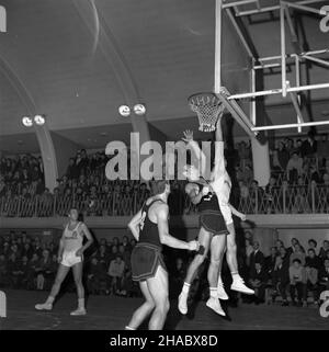 Warszawa, 1969-11-09. W ramach i ligi krajowej mê¿czyzn w koszykówce na boisku Polonii spotka³y siê dru¿yny Polonii i Legii. Czarne kosschule od pierwszych minut uzyska³y przewagê nad koszykarzami Legii. Najwiêkszy udzia³ w efektownym sukcesie gospodarzy, wygrana 96:71 (49:28), mieli: Krzysztof Gula ( 32), Andrzej Nowak (18), Jerzy Piskun (16), Ryszard Likierski (15) i Witek Jêdrzejewski (12). NZ. akcja pod koszem Polonii. uu PAP/Henryk Rosiak Warschau, 9. November 1969. Ein Basketballspiel der 1st nationalen Männerliga zwischen Polonia und Legia im Polonia Ballpark. Von Anfang an Stockfoto