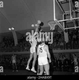 Warszawa, 1969-11-09. W ramach i ligi krajowej mê¿czyzn w koszykówce na boisku Polonii spotka³y siê dru¿yny Polonii i Legii. Czarne kosschule od pierwszych minut uzyska³y przewagê nad koszykarzami Legii. Najwiêkszy udzia³ w efektownym sukcesie gospodarzy, wygrana 96:71 (49:28), mieli: Krzysztof Gula ( 32), Andrzej Nowak (18), Jerzy Piskun (16), Ryszard Likierski (15) i Witek Jêdrzejewski (12). NZ. akcja pod koszem Polonii. uu PAP/Henryk Rosiak Warschau, 9. November 1969. Ein Basketballspiel der 1st nationalen Männerliga zwischen Polonia und Legia im Polonia Ballpark. Von Anfang an Stockfoto