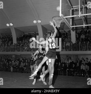 Warszawa, 1969-11-09. W ramach i ligi krajowej mê¿czyzn w koszykówce na boisku Polonii spotka³y siê dru¿yny Polonii i Legii. Czarne kosschule od pierwszych minut uzyska³y przewagê nad koszykarzami Legii. Najwiêkszy udzia³ w efektownym sukcesie gospodarzy, wygrana 96:71 (49:28), mieli: Krzysztof Gula ( 32), Andrzej Nowak (18), Jerzy Piskun (16), Ryszard Likierski (15) i Witek Jêdrzejewski (12). NZ. akcja pod koszem Polonii. uu PAP/Henryk Rosiak Warschau, 9. November 1969. Ein Basketballspiel der 1st nationalen Männerliga zwischen Polonia und Legia im Polonia Ballpark. Von Anfang an Stockfoto