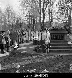 Gliwice, 1969-11-11. Dzieñ pamiêci poleg³ych ¿o³nierzy francuskich na cmentarzu wojennym w parku przy ul. Kozielskiej. Na cmentarzu spoczywaj¹ ¿o³nierze francuscy polegli podczas plebiscytu na Górnym Œl¹sku w kwietniu 1922 r. NZ. uroczystoœæ z³o¿enia wieñca przed pomnikiem poleg³ych ¿o³nierzy francuskich przez konsula generalnego Republiki Francuskiej w Krakowie Jeana Honnorada w obecnoœci wiceprezesa Zarz¹du Okrêgowego Zwi¹zku Bojowników o Wolnoœæ i Demokracjê (ZBoWiD) w Katowicach Sylwestra Newiaka (L), przewodnicz¹cego Prezydium Miejskiej Rady Narodowej (MRP) N Cieœlaka Stockfoto