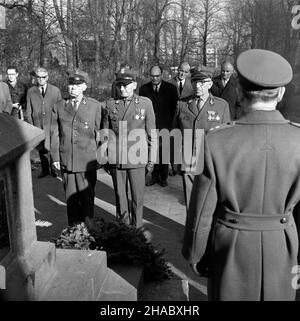 Gliwice, 1969-11-11. Dzieñ pamiêci poleg³ych ¿o³nierzy francuskich na cmentarzu wojennym w parku przy ul. Kozielskiej. Na cmentarzu spoczywaj¹ ¿o³nierze francuscy polegli podczas plebiscytu na Górnym Œl¹sku w kwietniu 1922 r. NZ. uroczystoœæ z³o¿enia wieñców przed pomnikiem poleg³ych ¿o³nierzy francuskich przez konsula generalnego Republiki Francuskiej w Krakowie Jeana Honnorada (w œrodku) i cz³onków gliwickiego Zwi¹zku Bojowników o Wolnoœæ i Demokracjê (ZBoWiD) w obecnoœci wiceprezesa Zarz¹du Okrêgowego ZBoWiD w Katowicach Sylwestra Newiaka (L) orjaz przewodnicz¹cego Prezydium Miej Stockfoto