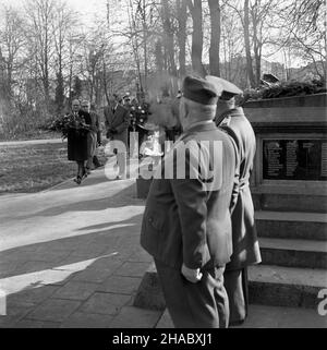 Gliwice, 1969-11-11. Dzieñ pamiêci poleg³ych ¿o³nierzy francuskich na cmentarzu wojennym w parku przy ul. Kozielskiej. Na cmentarzu spoczywaj¹ ¿o³nierze francuscy polegli podczas plebiscytu na Górnym Œl¹sku w kwietniu 1922 roku. NZ. uroczystoœæ z³o¿enia wieñca przed pomnikiem poleg³ych ¿o³nierzy francuskich przez konsula generalnego Republiki Francuskiej w Krakowie Jeana Honnorada w obecnoœci wiceprezesa Zarz¹du Okrêgowego Zwi¹zku Bojowników o Wolnoœæ i Demokracjê (ZBoWiD) w Katowicach Sylwestra Newiaka (L), przewodnicz¹cego Prezydium MRN w Gliwicach Zenona Cieœlaka (P) i cz³onków gliwickiego Stockfoto