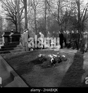 Gliwice, 1969-11-11. Dzieñ pamiêci poleg³ych ¿o³nierzy francuskich na cmentarzu wojennym w parku przy ul. Kozielskiej. Na cmentarzu spoczywaj¹ ¿o³nierze francuscy polegli podczas plebiscytu na Górnym Œl¹sku w kwietniu 1922 r. NZ. uroczystoœæ z³o¿enia wieñców przed pomnikiem poleg³ych ¿o³nierzy francuskich przez konsula generalnego Republiki Francuskiej w Krakowie Jeana Honnorada (w œrodku) i cz³onków gliwickiego ZBoWiD w obecnoœci wiceprezesa Zarz¹du Okrêgowego Zwi¹zku Bojowników o Wolnoœæ i Demokracjê (ZBoWiD) w Katowicach Sylwestra Newiaka (L) oraz przewodnicz¹cego Prezydium Miejady Stockfoto