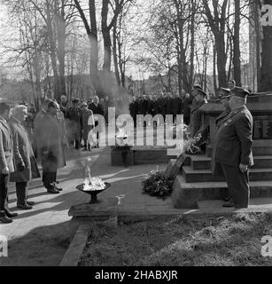 Gliwice, 1969-11-11. Dzieñ pamiêci poleg³ych ¿o³nierzy francuskich na cmentarzu wojennym w parku przy ul. Kozielskiej. Na cmentarzu spoczywaj¹ ¿o³nierze francuscy polegli podczas plebiscytu na Górnym Œl¹sku w kwietniu 1922 r. NZ. uroczystoœæ z³o¿enia wieñca przed pomnikiem poleg³ych ¿o³nierzy francuskich przez konsula generalnego Republiki Francuskiej w Krakowie Jeana Honnorada w obecnoœci m.in. Wiceprezesa Zarz¹du Okrêgowego Zwi¹zku Bojowników o Wolnoœæ i Demokracjê (ZBoWiD) w Katowicach Sylwestra Newiaka (L) i cz³onków gliwickiego ZBoWiD. mta PAP/Stanis³aw Jakubowski Gliwice, 11. November Stockfoto