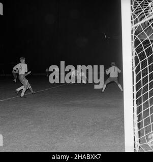 Zabrze, 1969-11-12. Mecz pi³ki no¿nej Górnik Zabrze - Glasgow Rangers w ramach Pucharu Zdobywców Pucharów. Górnik pokona³ goœci 3:1 Uhr. Strzelcami bramek byli: W³odzimierz Lubañski (2) i Zygfryd So³tysik. NZ. akcja przed bramk¹ goœci. uu PAP/Stanis³aw Jakubowski Zabrze, 12. November 1969. Ein Fußballspiel zwischen Gornik Zabrze und den Glasgow Rangers im Rahmen des UEFA-Pokalsiegers. Gornik gewann 3 zu 1 mit den Rangers. Die Tore schossen Wlodzimierz Lubanski (2) und Zygfryd Soltysik. Im Bild: Eine Aktion am Tor der Gäste. uu PAP/Stanislaw Jakubowski Stockfoto