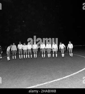 Zabrze, 1969-11-12. Mecz pi³ki no¿nej Górnik Zabrze - Glasgow Rangers w ramach Pucharu Zdobywców Pucharów. Górnik pokona³ goœci 3:1 Uhr. Strzelcami bramek byli: W³odzimierz Lubañski (2) i Zygfryd So³tysik. NZ. Prezentacja dru¿yny Glasgow Rangers. uu PAP/Stanis³aw Jakubowski Zabrze, 12. November 1969. Ein Fußballspiel zwischen Gornik Zabrze und den Glasgow Rangers im Rahmen des UEFA-Pokalsiegers. Gornik gewann 3 zu 1 mit den Rangers. Die Tore schossen Wlodzimierz Lubanski (2) und Zygfryd Soltysik. Im Bild: Glasgow Rangers. uu PAP/Stanislaw Jakubowski Stockfoto