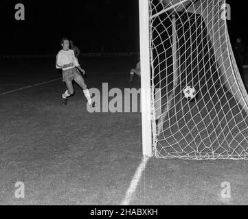 Zabrze, 1969-11-12. Mecz pi³ki no¿nej Górnik Zabrze - Glasgow Rangers w ramach Pucharu Zdobywców Pucharów. Górnik pokona³ goœci 3:1 Uhr. Strzelcami bramek byli: W³odzimierz Lubañski (2) i Zygfryd So³tysik. Nz. Pearsson po strzale gola dla Glasgow Rangers. uu PAP/Stanis³aw Jakubowski Zabrze, 12. November 1969. Ein Fußballspiel zwischen Gornik Zabrze und den Glasgow Rangers im Rahmen des UEFA-Pokalsiegers. Gornik gewann 3 zu 1 mit den Rangers. Die Tore schossen Wlodzimierz Lubanski (2) und Zygfryd Soltysik. Im Bild: Pearsson erzielte ein Tor für die Glasgow Rangers. uu PAP/Stanislaw Jakubowski Stockfoto