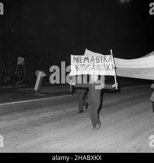 Zabrze, 1969-11-12. Mecz pi³ki no¿nej Górnik Zabrze - Glasgow Rangers w ramach Pucharu Zdobywców Pucharów. Górnik pokona³ goœci 3:1 Uhr. Strzelcami bramek byli: W³odzimierz Lubañski (2) i Zygfryd So³tysik. Nz. Kibice Górnika dopinguj¹cy pi³karzy w przerwie meczu. Widoczny napis: Nie ma byka nad Górnika. uu PAP/Stanis³aw Jakubowski Zabrze, 12. November 1969. Ein Fußballspiel zwischen Gornik Zabrze und den Glasgow Rangers im Rahmen des UEFA-Pokalsiegers. Gornik gewann 3 zu 1 mit den Rangers. Die Tore schossen Wlodzimierz Lubanski (2) und Zygfryd Soltysik. Im Bild: Fans von Gornik feuern ihre Spieler an Stockfoto