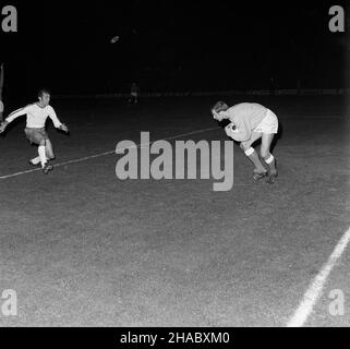 Zabrze, 1969-11-12. Mecz pi³ki no¿nej Górnik Zabrze - Glasgow Rangers w ramach Pucharu Zdobywców Pucharów. Górnik pokona³ goœci 3:1 Uhr. Strzelcami bramek byli: W³odzimierz Lubañski (2) i Zygfryd So³tysik. NZ. obrona bramki Górnika. uu PAP/Stanis³aw Jakubowski Zabrze, 12. November 1969. Ein Fußballspiel zwischen Gornik Zabrze und den Glasgow Rangers im Rahmen des UEFA-Pokalsiegers. Gornik gewann 3 zu 1 mit den Rangers. Die Tore schossen Wlodzimierz Lubanski (2) und Zygfryd Soltysik. Im Bild: Die Verteidigung des Gornik-Tores. uu PAP/Stanislaw Jakubowski. Stockfoto