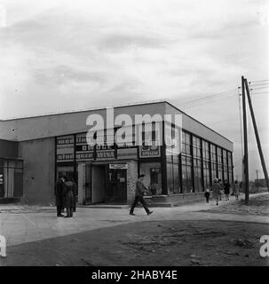 Warszawa, 1969-11-14. Pawilon handlowy Warszawskiej Spó³dzielni SpO¿ywców Spo³em (WSS Spo³em) na osiedlu mieszkaniowym Bródno w dzielnicy Praga Pó³noc. NZ. Pawilon spo¿ywczego sklepu samoobs³ugowego. mta PAP/Miros³aw Iringh Warschau, 14. November 1969. Ein Handelszentrum der Lebensmittelproduzentengenossenschaft (WSS Spo³em) auf dem Wohngebiet Brodno im Bezirk Praga Polnoc. Im Bild: Ein eigenständiges Kaufhaus. mta PAP/Miros³aw Iringh Stockfoto