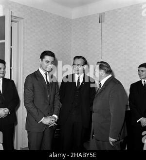 Warszawa, 1969-11-14. Z okazji Miêdzynarodowego Tygodnia Studenta ambasador Niemieckiej Republiki Demokratycznej (NRD) w Polsce Rudolf Rossmels przyj¹³ przedstawicieli Zrzeszenia Studentów Polskich. NZ. ambasador R. Rossmels (2P) w otoczeniu studentów. uu PAP/Boles³aw Miedza Warschau, 14. November 1969. Der Botschafter der Deutschen Demokratischen Republik (NRD) in Polen, Rudolf Rossmels, hat anlässlich der Internationalen Studentenwoche Vertreter des Polnischen Studentenverbandes unterhalten. Im Bild: Botschafter R. Rossmels (2nd v.r.) unter den Studenten. uu PAP/Boleslaw Miedza Stockfoto