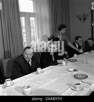 Warszawa, 1969-11-14. Z okazji Miêdzynarodowego Tygodnia Studenta ambasador Niemieckiej Republiki Demokratycznej (NRD) w Polsce Rudolf Rossmels przyj¹³ przedstawicieli Zrzeszenia Studentów Polskich. NZ. ambasador R. Rossmels (L) w otoczeniu studentów. uu PAP/Boles³aw Miedza Warschau, 14. November 1969. Der Botschafter der Deutschen Demokratischen Republik (NRD) in Polen, Rudolf Rossmels, hat anlässlich der Internationalen Studentenwoche Vertreter des Polnischen Studentenverbandes unterhalten. Im Bild: Botschafter R. Rossmels (links) unter Studenten. uu PAP/Boleslaw Miedza Stockfoto