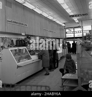 Warszawa, 1969-11-14. Pawilon handlowy Warszawskiej Spó³dzielni SpO¿ywców Spo³em (WSS Spo³em) na osiedlu mieszkaniowym Bródno w dzielnicy Praga Pó³noc. NZ. Sprzeda¿ wyrobów wêdliniarskich i garma¿eryjnych w spo¿ywczym sklepie samoobs³ugowym. mta PAP/Miros³aw Iringh Warschau, 14. November 1969. Das Selbstbedienungsgeschäft der Warschauer Lebensmittelproduzent-Kooperative WSS Spo³em in der Siedlung Brodno im Bezirk Praga Polnoc. Im Bild: Verkauf von geräuchertem Fleisch und Feinkost im Selbstbedienungsladen. mta PAP/Miros³aw Iringh Stockfoto