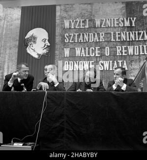 Otwock, 1969-11-15. W Technikum Nukleonicznym w Otwocku odby³a siê uroczystoœæ zakoñczenia tygodniowej sesji Leninowskiej, w której udzia³ wziêli m.in. redakteur naczelny tygodnika Polityka - Mieczys³aw Rakowski, redakteur naczelny Expressu Wieczornego - Zbigniew So³uba, redakteur Ludwik Krasucki z Trybuny Ludu oraz dr. Andrzyzownej Szczeœniak Polnej. Sesja zorganizowana zosta³a przez m³odzie¿ Otwocka pod patronatem œrodowiskowego Komitetu Oœwiaty Polskiej Zjednoczonej Partii Robotniczej. NZ. od lewej przy stole prezydialnym: M. Rakowski, A. Stockfoto