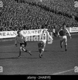 Bytom, 1969-11-16. W rozgrywkach i ligi pi³ki no¿nej na bytomskim stadionie dru¿yna z Bytomia Polonia pokona³a warszawsk¹ Legiê 3:2. Bramki dla Polonii zdobyli Konrad Bajger (z wolnego), Ryszard Grzegorczyk i Pawe³ Orzechowski a dla pokonanych Robert Gadocha i Kazimierz Deyna. NZ. akcja na boisku, zawodnicy Polonii w ciemnych koszulach z jasnymi rêkawami. uu PAP/Stanis³aw Jakubowski Bytom, 16. November 1969. Fußball. Polonia Bytom (dunkle Hemden) schlug Legia Warszawa 3:2 zu Hause in einem 1st-Division-Spiel. Tore für Polonia: Konrad Bajger (Freistoß), Ryszard Grzegorczyk und Pawel Orzechowski. Für Stockfoto