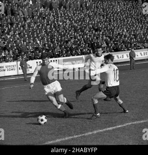 Bytom, 1969-11-16. W rozgrywkach i ligi pi³ki no¿nej na bytomskim stadionie dru¿yna z Bytomia Polonia pokona³a warszawsk¹ Legiê 3:2. Bramki dla Polonii zdobyli Konrad Bajger (z wolnego), Ryszard Grzegorczyk i Pawe³ Orzechowski a dla pokonanych Robert Gadocha i Kazimierz Deyna. NZ. akcja na boisku, zawodnicy Polonii w ciemnych koszulach z jasnymi rêkawami. uu PAP/Stanis³aw Jakubowski Bytom, 16. November 1969. Fußball. Polonia Bytom (dunkle Hemden) schlug Legia Warszawa 3:2 zu Hause in einem 1st-Division-Spiel. Tore für Polonia: Konrad Bajger (Freistoß), Ryszard Grzegorczyk und Pawel Orzechowski. Für Stockfoto