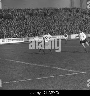 Bytom, 1969-11-16. W rozgrywkach i ligi pi³ki no¿nej na bytomskim stadionie dru¿yna z Bytomia Polonia pokona³a warszawsk¹ Legiê 3:2. Bramki dla Polonii zdobyli Konrad Bajger (z wolnego), Ryszard Grzegorczyk i Pawe³ Orzechowski a dla pokonanych Robert Gadocha i Kazimierz Deyna. NZ. akcja na boisku, zawodnicy Polonii w ciemnych koszulach z jasnymi rêkawami. uu PAP/Stanis³aw Jakubowski Bytom, 16. November 1969. Fußball. Polonia Bytom (dunkle Hemden) schlug Legia Warszawa 3:2 zu Hause in einem 1st-Division-Spiel. Tore für Polonia: Konrad Bajger (Freistoß), Ryszard Grzegorczyk und Pawel Orzechowski. Für Stockfoto