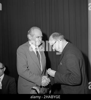 Gdynia, 1969-11-16. Uroczystoœæ odznaczenia kpt. Leonida Teligi (L), ¿eglarza, który odby³ rejs dooko³a œwiata na jachcie Opty (25.01.1967-5.04.1969), medalem Zas³u¿onym Ziemi Gdañskiej. Odznaczenie przekaza³ wiceprzewodnicz¹cy Wojewódzkiej Rady Narodowej Henryk Œliwowski (P). uu PAP/Janusz Uklejewski Gdynia, 16. November 1969. Dekoration des Kapitäns Leonid Teliga (links), des Seemanns, der seine Opty-Yacht um die Welt segelte (Jan 25, 1967-5. April 1969) mit einer Medaille der Region Danzig. Überreicht wurde die Medaille vom stellvertretenden Leiter des Landesnationalrats Henryk Sliwowski (rechts). uu PAP/Janus Stockfoto