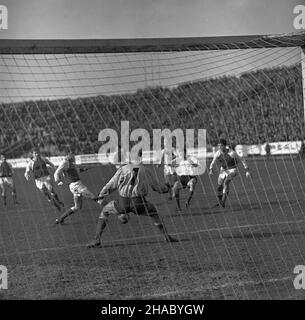 Bytom, 1969-11-16. W rozgrywkach i ligi pi³ki no¿nej na bytomskim stadionie dru¿yna z Bytomia Polonia pokona³a warszawsk¹ Legiê 3:2. Bramki dla Polonii zdobyli Konrad Bajger (z wolnego), Ryszard Grzegorczyk i Pawe³ Orzechowski a dla pokonanych Robert Gadocha i Kazimierz Deyna. NZ. akcja pod bramk¹ Legii, zawodnicy Polonii w ciemnych koszulach z jasnymi rêkawami. uu PAP/Stanis³aw Jakubowski Bytom, 16. November 1969. Fußball. Polonia Bytom (dunkle Hemden) schlug Legia Warszawa 3:2 zu Hause in einem 1st-Division-Spiel. Tore für Polonia: Konrad Bajger (Freistoß), Ryszard Grzegorczyk und Pawel Orzechows Stockfoto