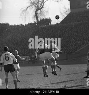 Bytom, 1969-11-16. W rozgrywkach i ligi pi³ki no¿nej na bytomskim stadionie dru¿yna z Bytomia Polonia pokona³a warszawsk¹ Legiê 3:2. Bramki dla Polonii zdobyli Konrad Bajger (z wolnego), Ryszard Grzegorczyk i Pawe³ Orzechowski a dla pokonanych Robert Gadocha i Kazimierz Deyna. NZ. akcja na boisku, zawodnicy Polonii w ciemnych koszulach z jasnymi rêkawami. uu PAP/Stanis³aw Jakubowski Bytom, 16. November 1969. Fußball. Polonia Bytom (dunkle Hemden) schlug Legia Warszawa 3:2 zu Hause in einem 1st-Division-Spiel. Tore für Polonia: Konrad Bajger (Freistoß), Ryszard Grzegorczyk und Pawel Orzechowski. Für Stockfoto