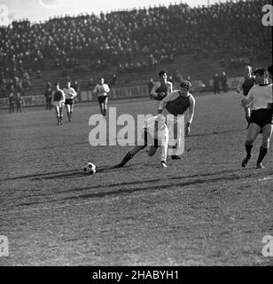 Bytom, 1969-11-16. W rozgrywkach i ligi pi³ki no¿nej na bytomskim stadionie dru¿yna z Bytomia Polonia pokona³a warszawsk¹ Legiê 3:2. Bramki dla Polonii zdobyli Konrad Bajger (z wolnego), Ryszard Grzegorczyk i Pawe³ Orzechowski a dla pokonanych Robert Gadocha i Kazimierz Deyna. NZ. akcja na boisku, zawodnicy Polonii w ciemnych koszulach z jasnymi rêkawami. uu PAP/Stanis³aw Jakubowski Bytom, 16. November 1969. Fußball. Polonia Bytom (dunkle Hemden) schlug Legia Warszawa 3:2 zu Hause in einem 1st-Division-Spiel. Tore für Polonia: Konrad Bajger (Freistoß), Ryszard Grzegorczyk und Pawel Orzechowski. Für Stockfoto