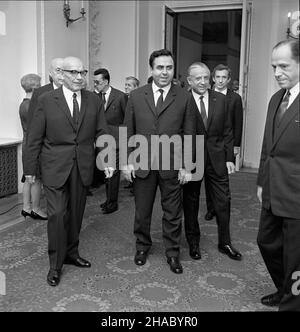 Warszawa, 1969-11-17. Na zaproszenie Komitetu Centralnego Polskiej Zjednoczonej Partii Robotniczej (PZPR), Rady Pañstwa i rz¹du PRL przyby³a do Polski 17 listopada 1969 r. partyjno-rz¹dowa delegacja Arabskiej Republiki Syryjskiej. Delegacji przewodniczy³ sekretarz generalny Partii Socjalistycznego Odrodzenia Arabskiego (BASS) Nureddin Atassi, szef pañstwa i rz¹du syryjskiego. Wieczorem w siedzibie Urzêdu Rady Ministrów na czeœæ N. Atassiego zosta³o wydane przyjêcie. Uczestniczyli w nim czo³owi politycy polscy m.in. I sekretarz KC PZPR W³adys³aw Gomu³ka, prezes Rady Ministrów Józef Cyrankiewicz Stockfoto