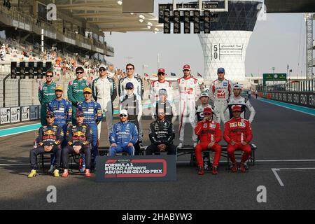 12.12.2021, Yas Marina Circuit, Abu Dhabi, FORMEL 1 ETIHAD AIRWAYS ABU DHABI GRAND PRIX 2021, im Bild das letzte Foto der Saison 2021: Obere Reihe von links nach rechts: Sebastian Vettel aus Deutschland vom Aston Martin Team, Lance Stroll aus Kanada vom Team Aston Martin, Nicolas Latifif aus Kanada vom Team Williams, George Russel aus Großbritannien vom Team Williams, Kimi Räikkönen aus Finnland vom Team Alfa Romeo, Antonio Giovinazzi aus Italien vom Team Alfa Romeo, Mick Schumacher aus Deutschland vom Team Haas. Ohne Reihe von links nach rechts: Daniel Riccardo aus Australien Fr. Stockfoto