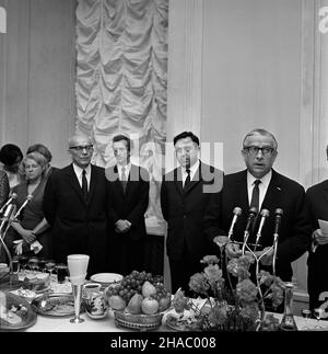 Warszawa, 1969-11-17. Na zaproszenie Komitetu Centralnego Polskiej Zjednoczonej Partii Robotniczej (PZPR), Rady Pañstwa i rz¹du PRL przyby³a do Polski 17 listopada 1969 r. partyjno-rz¹dowa delegacja Arabskiej Republiki Syryjskiej. Delegacji przewodniczy³ sekretarz generalny Partii Socjalistycznego Odrodzenia Arabskiego (BASS) Nureddin Atassi, szef pañstwa i rz¹du syryjskiego. Wieczorem w siedzibie Urzêdu Rady Ministrów na czeœæ N. Atassiego zosta³o wydane przyjêcie. Uczestniczyli w nim czo³owi politycy polscy m.in. I sekretarz KC PZPR W³adys³aw Gomu³ka, prezes Rady Ministrów Józef Cyrankiewicz Stockfoto