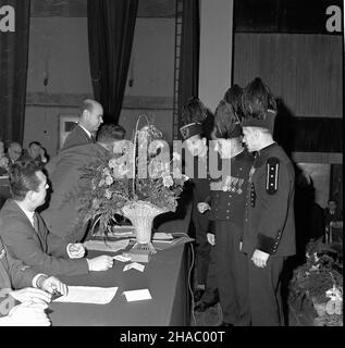 Katowice, 1969-11-17. W Domu Kultury kopalni Wieczorek odby³ siê XIV Zwyczajny Zjazd Delegatów Stowarzyszenia in¿ynierów i Techników Górnictwa. Zjazd obradowa³ pod has³em: In¿ynierowie i Technicy Górnictwa realizuj¹ uchwa³y II i IV Plenum KC PZPR. Obrady zainaugurowa³ prezes SIiTG, Minister górnictwa i energetyki Jan Mitrêga. NZ. Gratulacje dla zas³u¿Onych pracowników górnictwa. uu PAP/Kazimierz Seko Katowice, 17. November 1969. Der Culture Club der Wieczorek Mine war Gastgeber des Delegiertenkongresses 14th der Mining Engineers' and Technicans' Society. Der Slogan des Kongresses lautete: Mining Engineer Stockfoto