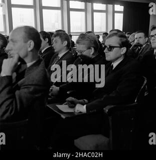 Kielce, 1969-11-17. Miêdzy 17 a 19 listopada odby³ siê Ogólnopolski Zjazd M³odych Pisarzy, zorganizowany przez Komisjê M³odzie¿ow¹ Zwi¹zku Literatów Polskich. W Domu Technika - pod has³em: M³odzi pisarze wobec teraŸniejszoœci i przysz³oœci - obradowa³o ponad stu cz³onków kó³ m³odych pisarzy, funkcjonuj¹cych przy dwunastu oddzia³ach ZLP. Zjazd otworzy³, witaj¹c zebranych, wiceprezes Zarz¹du G³ównego ZLP Czes³aw Centkiewicz, nastêpnie odczytano list Jaros³awa Iwaszkiewicza prezesa ZLP. Referaty programmowe w pierwszym dniu obrad wyg³osili: Krzysztof Nowicki Micha³ Sprusiñski. NZ. Fragment sali Stockfoto