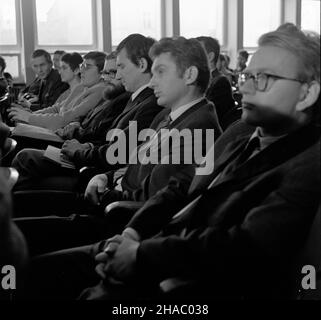 Kielce, 1969-11-17. Miêdzy 17 a 19 listopada odby³ siê Ogólnopolski Zjazd M³odych Pisarzy, zorganizowany przez Komisjê M³odzie¿ow¹ Zwi¹zku Literatów Polskich. W Domu Technika - pod has³em: M³odzi pisarze wobec teraŸniejszoœci i przysz³oœci - obradowa³o ponad stu cz³onków kó³ m³odych pisarzy, funkcjonuj¹cych przy dwunastu oddzia³ach ZLP. Zjazd otworzy³, witaj¹c zebranych, wiceprezes Zarz¹du G³ównego ZLP Czes³aw Centkiewicz, nastêpnie odczytano list Jaros³awa Iwaszkiewicza prezesa ZLP. Referaty programmowe w pierwszym dniu obrad wyg³osili: Krzysztof Nowicki Micha³ Sprusiñski. NZ. Fragment sali Stockfoto