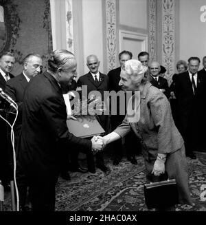 Warszawa, 1969-11-18. W Belwederze odby³a siê uroczystoœæ wrêczenia aktów nominacyjnych grupie nowo mianowanych profesorów. NZ. przewodnicz¹cy Rady Pañstwa Marsza³ek Polski Marian Spychalski wrêcza Akt nominacyjny profesora nadzwyczajnego prof. Ewie Annie Potemkowskiej. uu PAP/Zbigniew Matuszewski Warschau, 18. November 1969. Die Nominierungsakte wurden einer Gruppe von neu nominierten Professoren im Schloss Belvedere überreicht. Im Bild: Der Vorsitzende des Nationalrats, Marian Spychalski, übergibt Ewa Anna Potemkowska den Nominierungsakt. uu PAP/Zbigniew Matuszewski Stockfoto