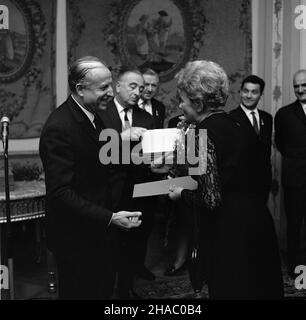 Warszawa, 1969-11-18. W Belwederze odby³a siê uroczystoœæ wrêczenia aktów nominacyjnych grupie nowo mianowanych profesorów. NZ. przewodnicz¹cy Rady Pañstwa Marsza³ek Polski Marian Spychalski wrêcza Akt nominacyjny profesora nadzwyczajnego doc. Eugenii Domagalinie. uu PAP/Zbigniew Matuszewski Warschau, 18. November 1969. Die Nominierungsakte wurden einer Gruppe von neu nominierten Professoren im Schloss Belvedere überreicht. Im Bild: Der Vorsitzende des Nationalrats, Marian Spychalski, übergibt Eugenia Domagalina den Nominierungsakt. uu PAP/Zbigniew Matuszewski Stockfoto