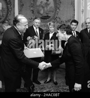 Warszawa, 1969-11-18. W Belwederze odby³a siê uroczystoœæ wrêczenia aktów nominacyjnych grupie nowo mianowanych profesorów. NZ. przewodnicz¹cy Rady Pañstwa Marsza³ek Polski Marian Spychalski wrêcza Akt nominacyjny profesora zwyczajnego prof. Czes³awie Troszkiewicz. uu PAP/Zbigniew Matuszewski Warschau, 18. November 1969. Die Nominierungsakte wurden einer Gruppe von neu nominierten Professoren im Schloss Belvedere überreicht. Im Bild: Der Vorsitzende des Nationalrats, Marian Spychalski, übergibt Czeslawa Troszkiewicz den Nominierungsakt. uu PAP/Zbigniew Matuszewski Stockfoto