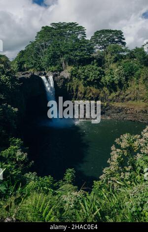 Wunderschöne Regenbogenwasserfälle im Paradies auf der Big Island in Hawaii. Wailua Wasserfall in der Nähe der Inselhauptstadt Lihue auf der Insel Kauai, Hawaii. Stockfoto
